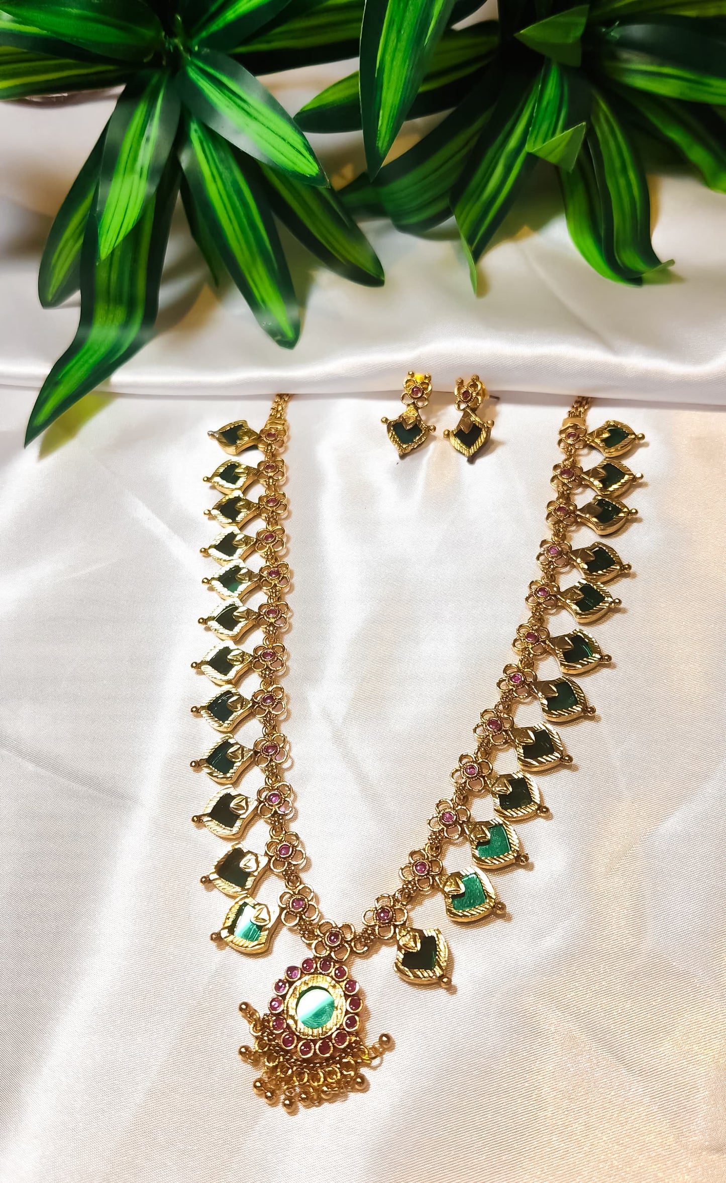 Gold-tone temple style necklace for sarees and festive occasions