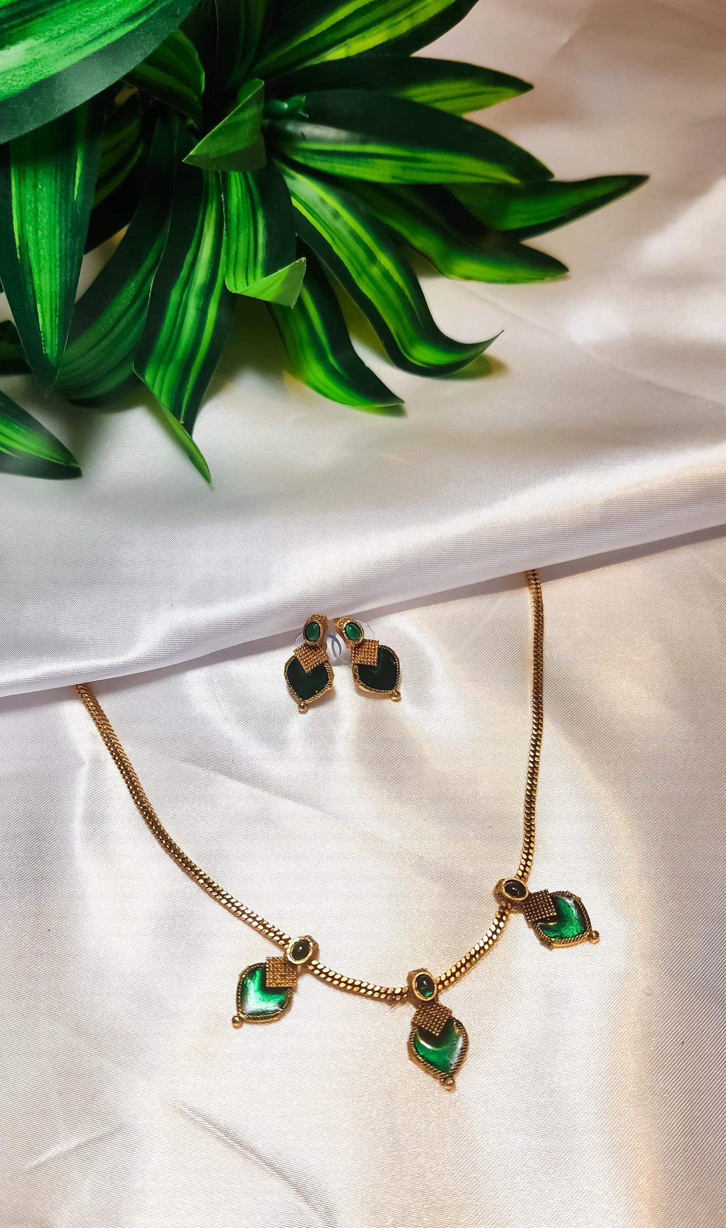 Minimal South Indian style necklace set with leaf motifs